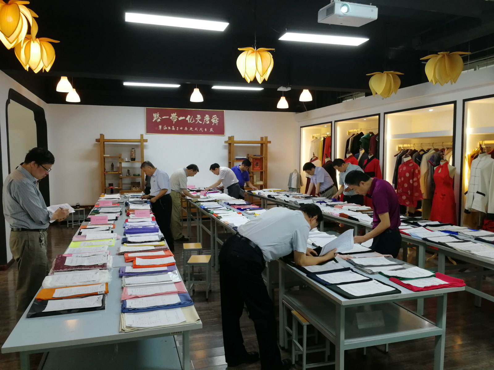 学院成功举办2018全国化纤面料名优精品评审会