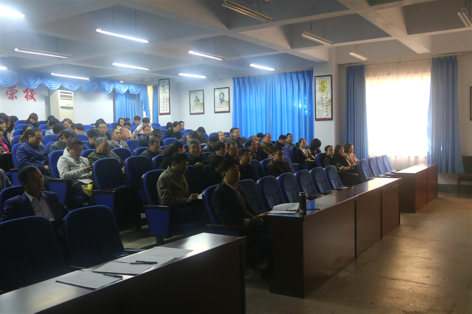 学院组织教职工集体观看十九大精神报告会