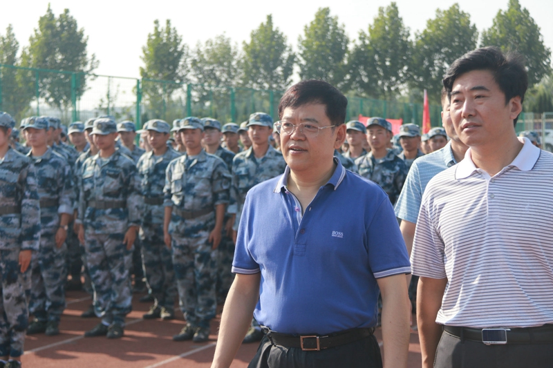 学院党委书记牛圣银看望2017级军训新生