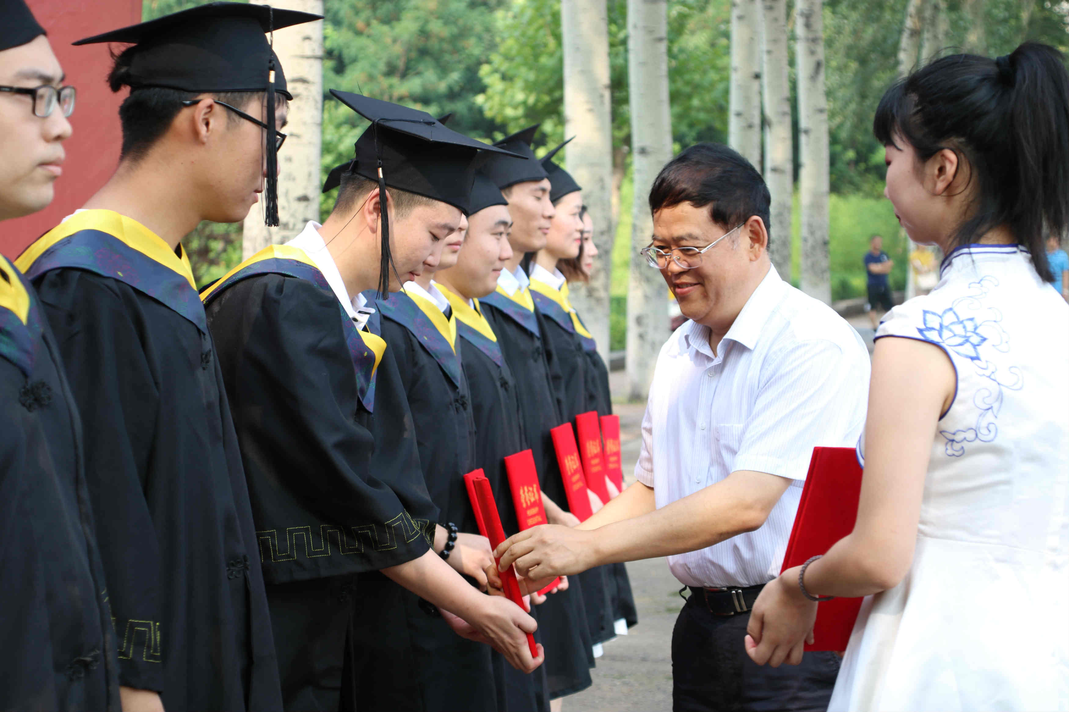 我院隆重举行2018届毕业典礼