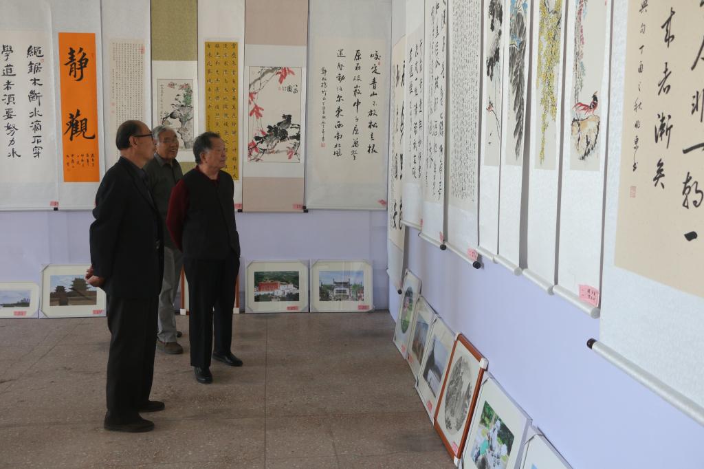 我院组织离退休干部参加喜迎十九大书画摄影展