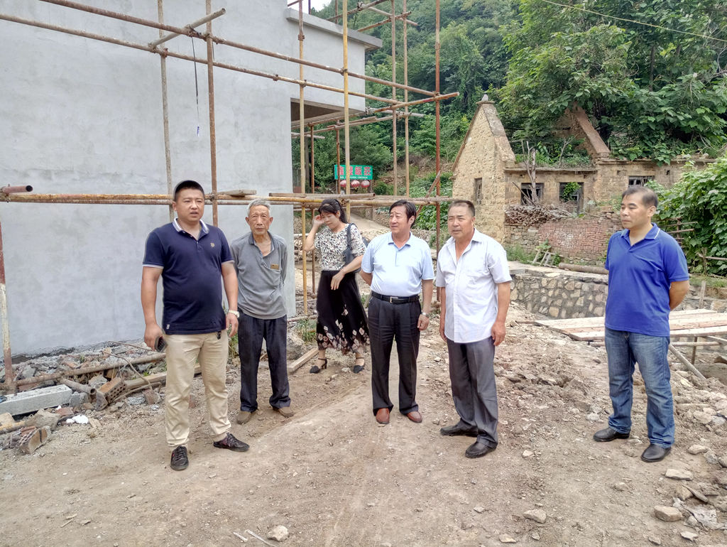 党委副书记、纪委书记余中兴到第一书记村调研走访