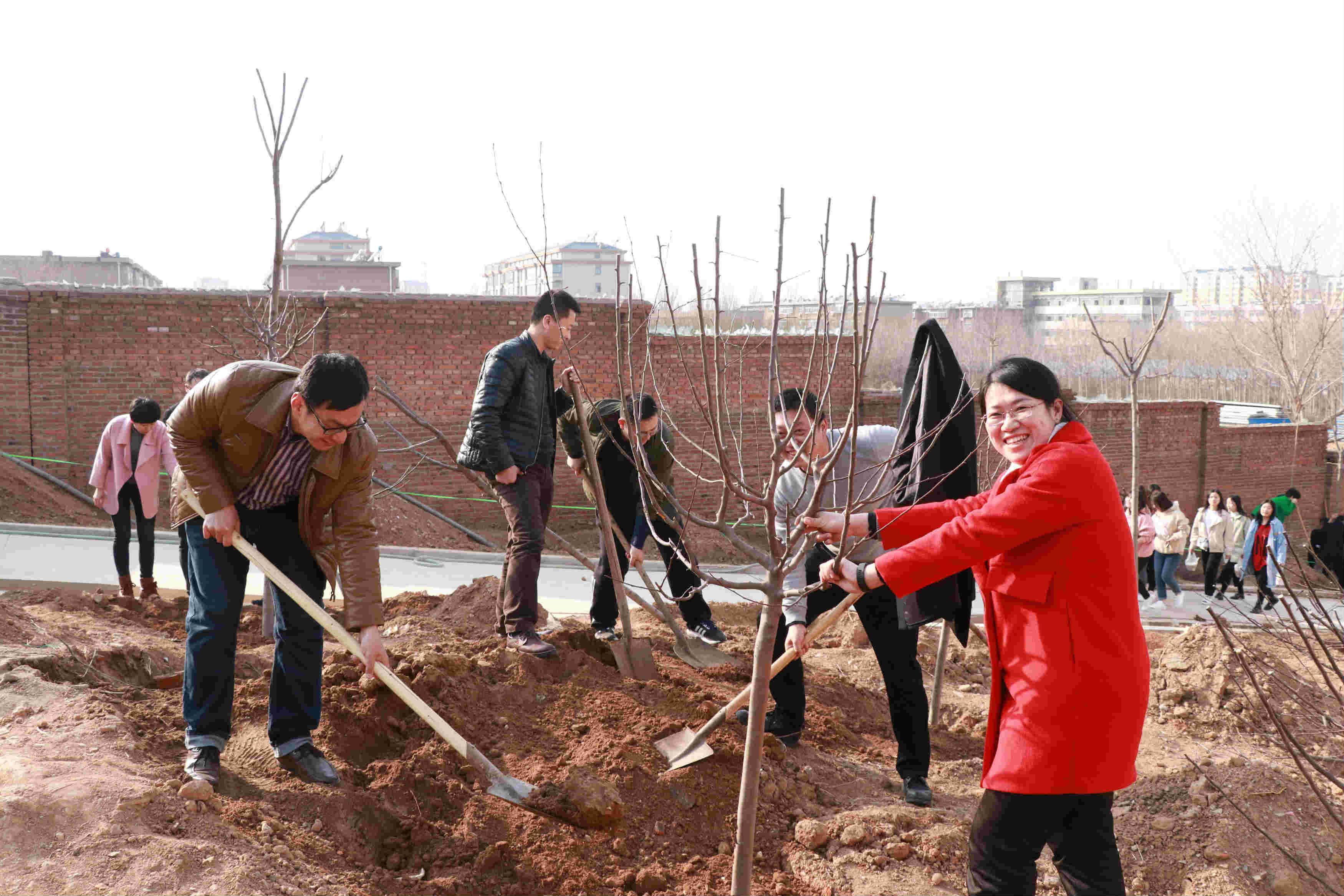 山东轻工职业学院举办“奉献绿色，收获希望”植树活动