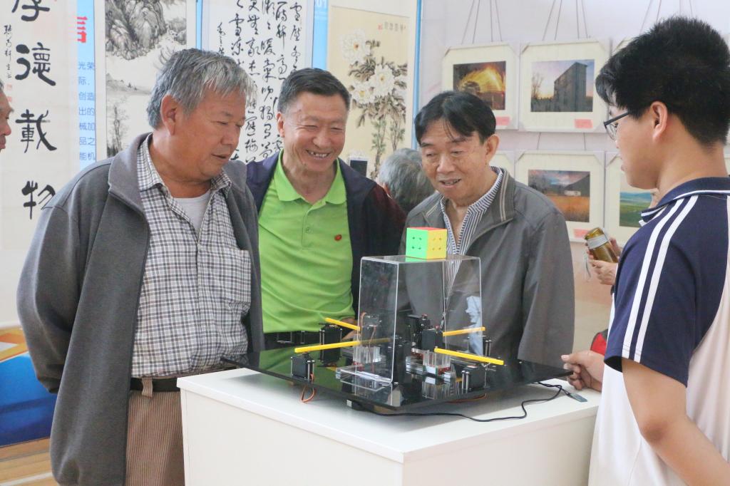 我院组织离退休干部参加喜迎十九大书画摄影展