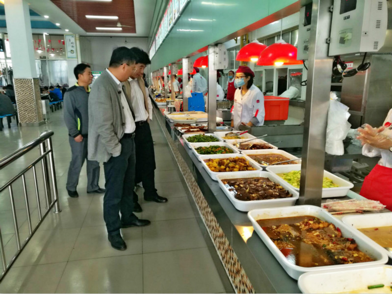 学院领导深入各食堂，检查后勤保障工作