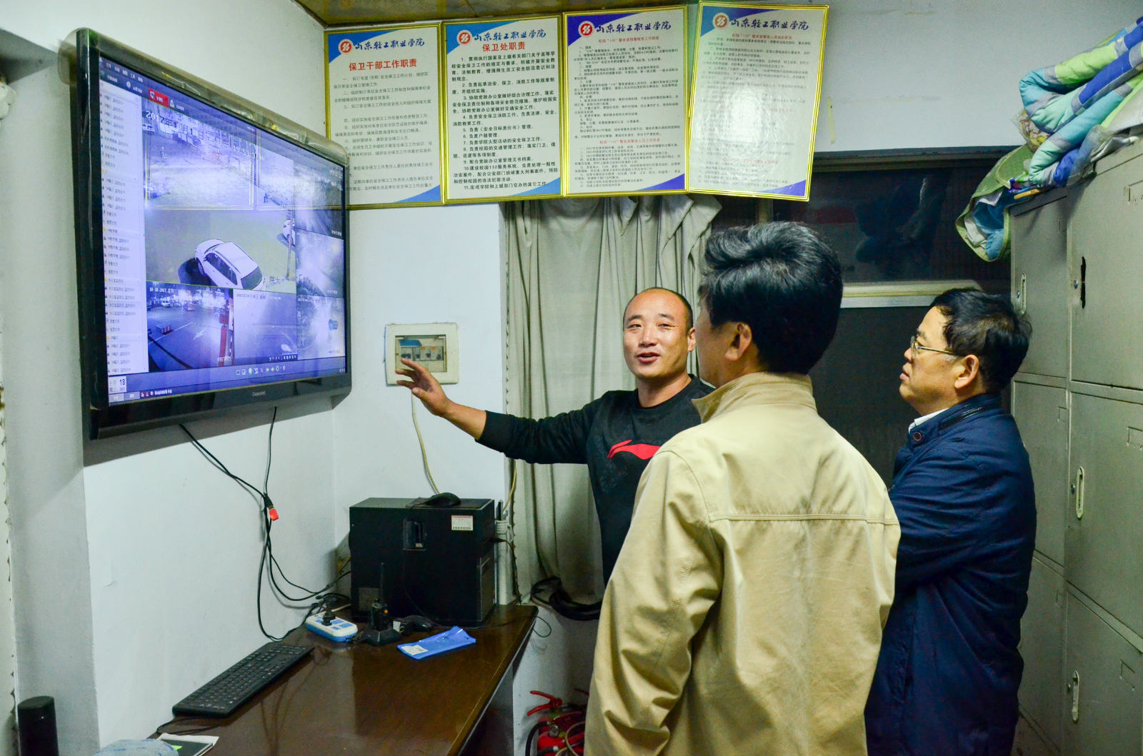 学院党委书记牛圣银监督检查学院党的十九大期间安保维稳工作