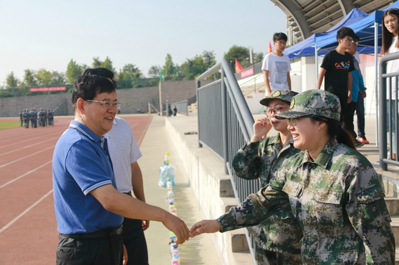 学院党委书记牛圣银看望2017级军训新生