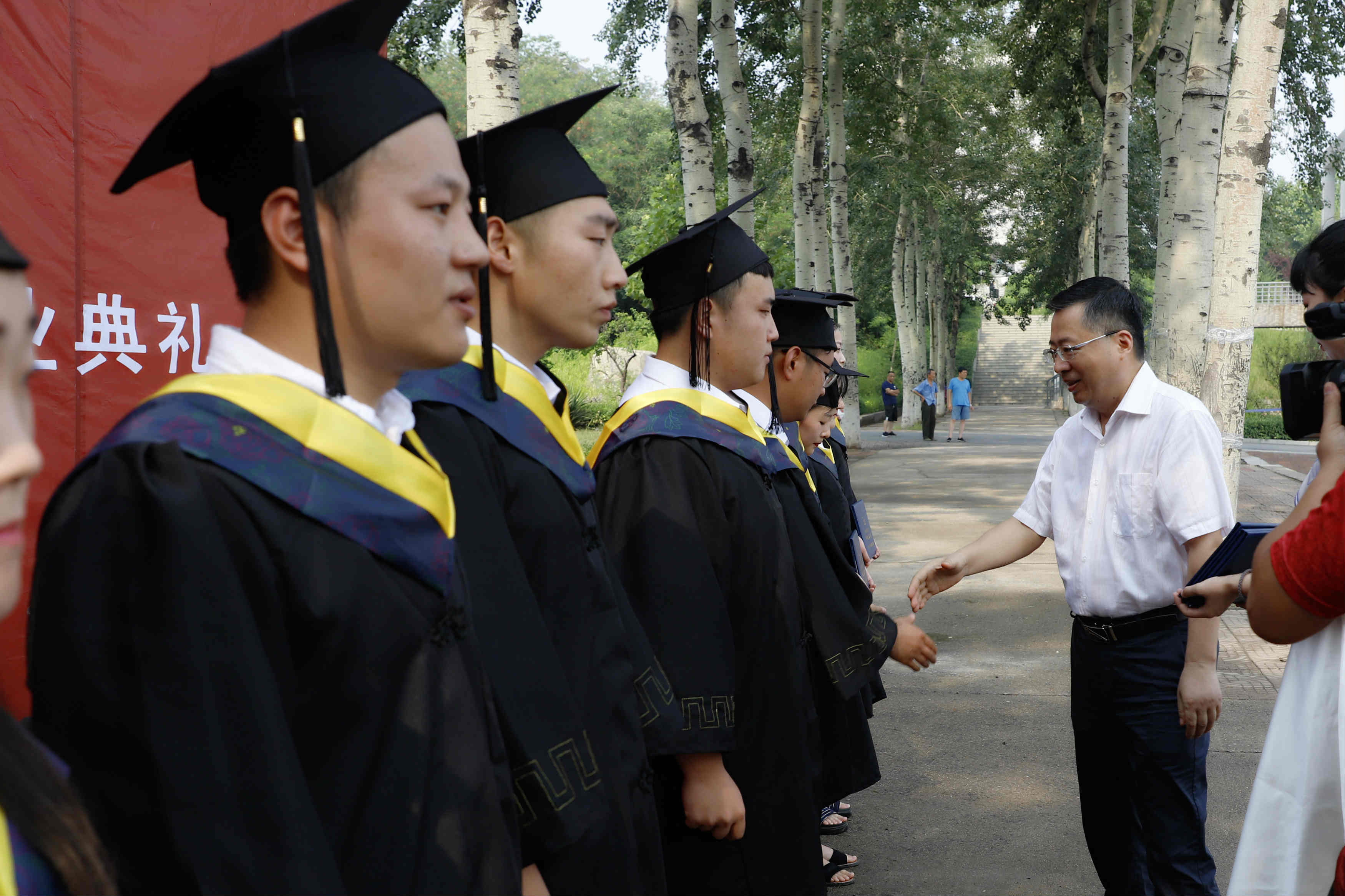 我院隆重举行2018届毕业典礼