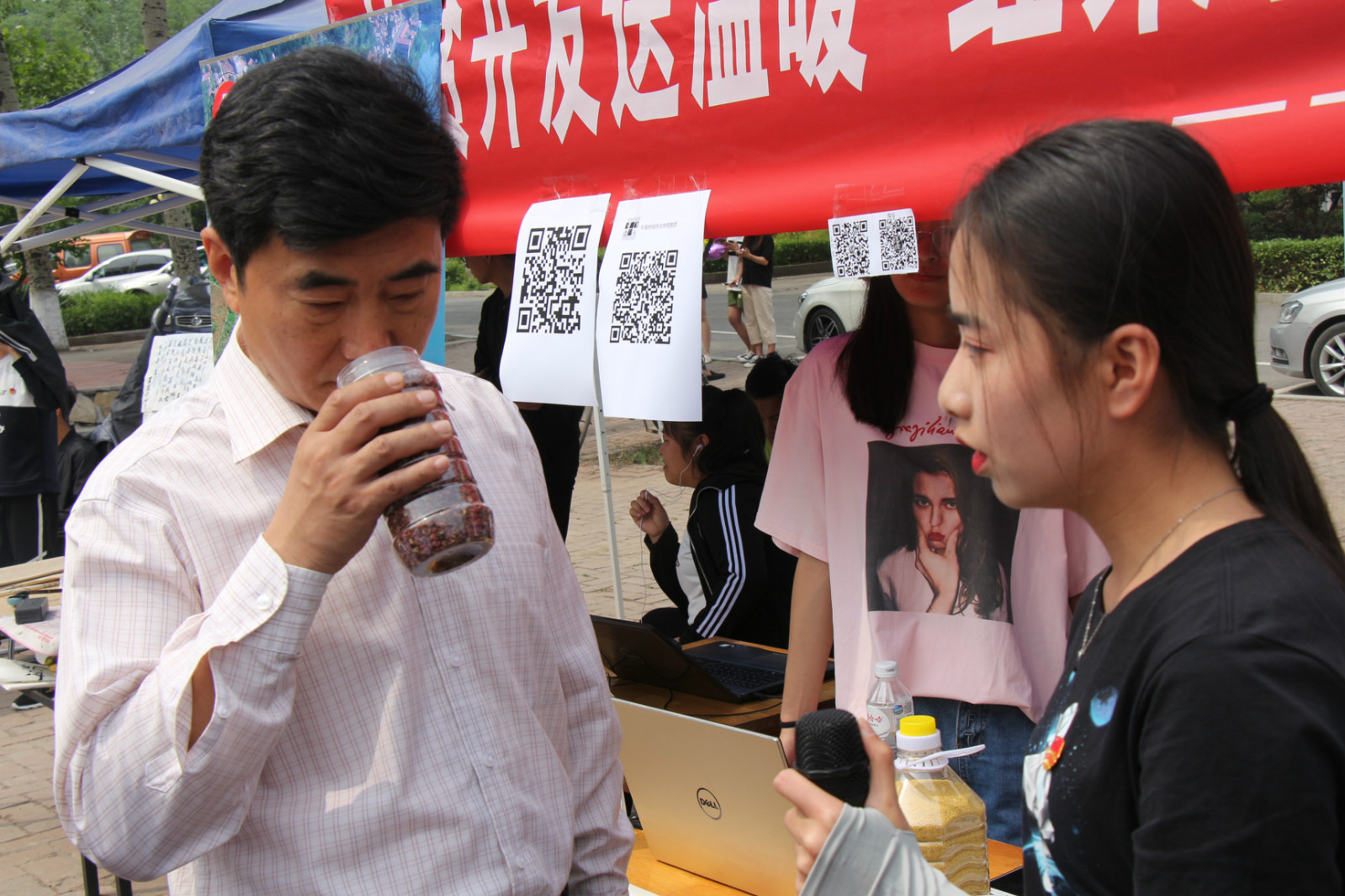 工商管理系学生创业项目“红果行动”亮相职业教育活动周