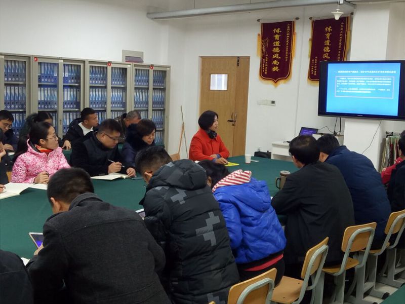 学院党委委员、副院长梁菊红为轻化党支部、机关二党支部上党课