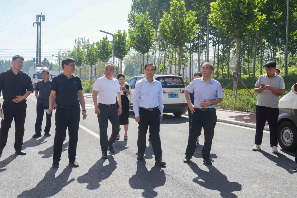 校领导检查开学工作 护航新学期平稳开局