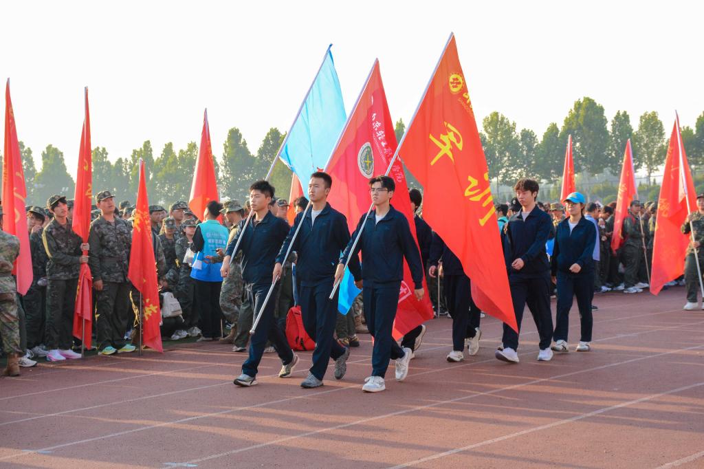 弘扬长征精神 矢志青春报国——学校举行2026级新生军训行军拉练...